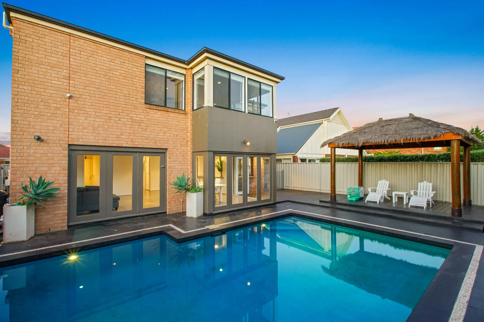 Photo immobilière HDR du jardin avec piscine d'une maison.