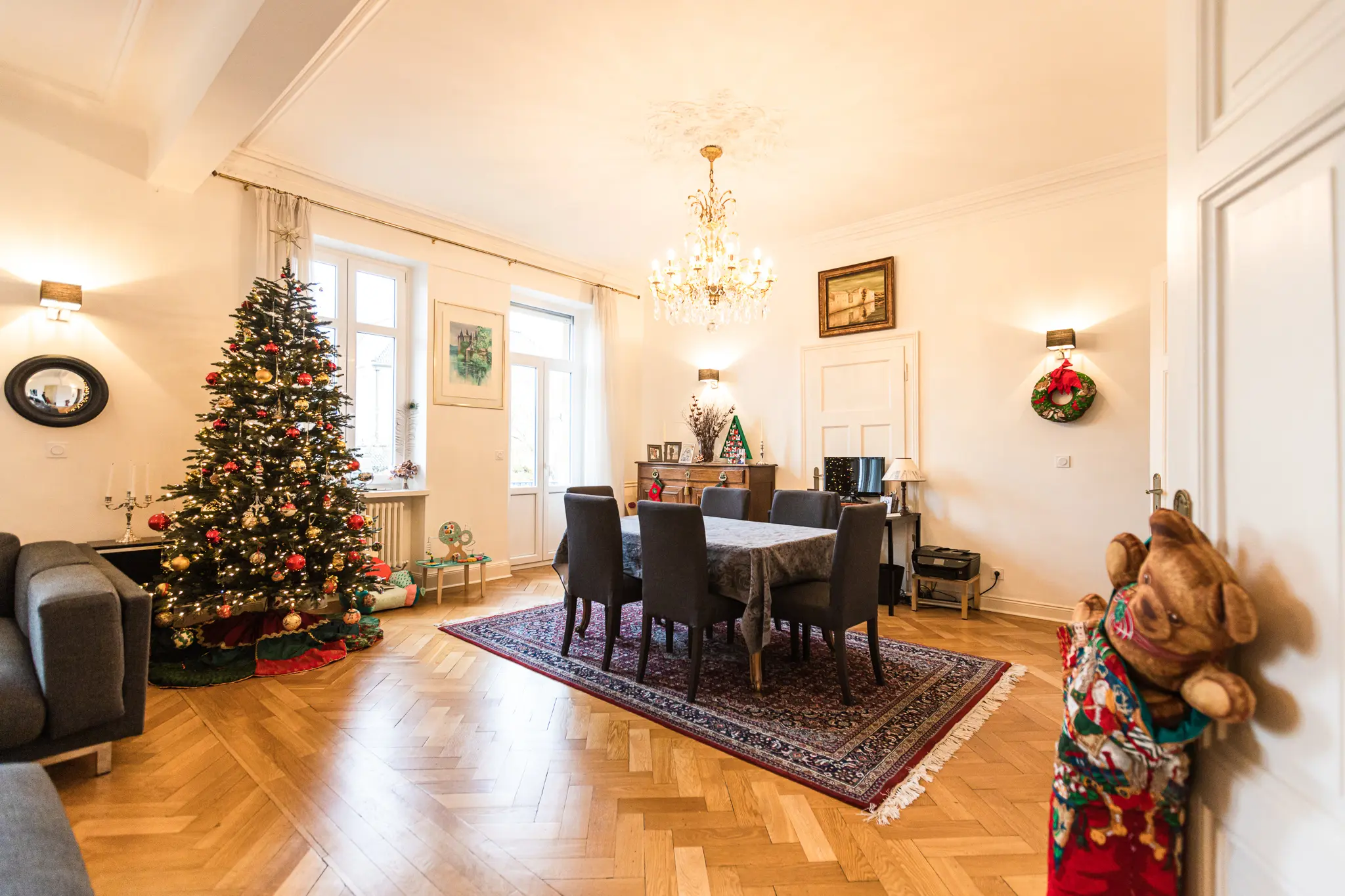 Photo immobilière HDR d'une salle à manger avec un sapin de Noël.